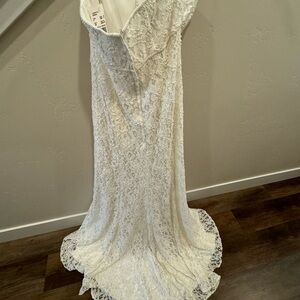 Beautiful brand new, never worn size 8, ivory wedding dress